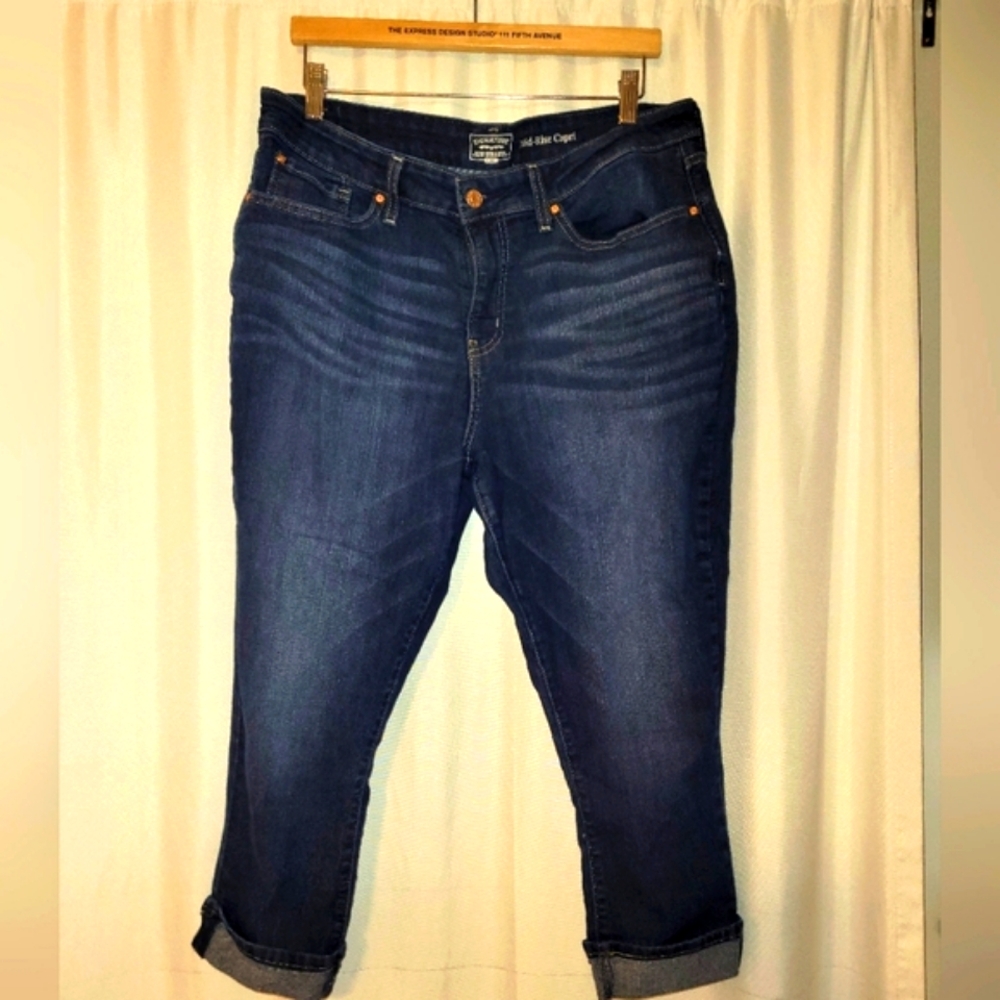 Levi Capris